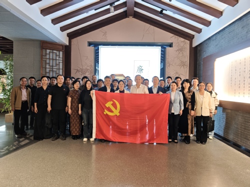 我校组织干部赴天津博物馆参观廉...